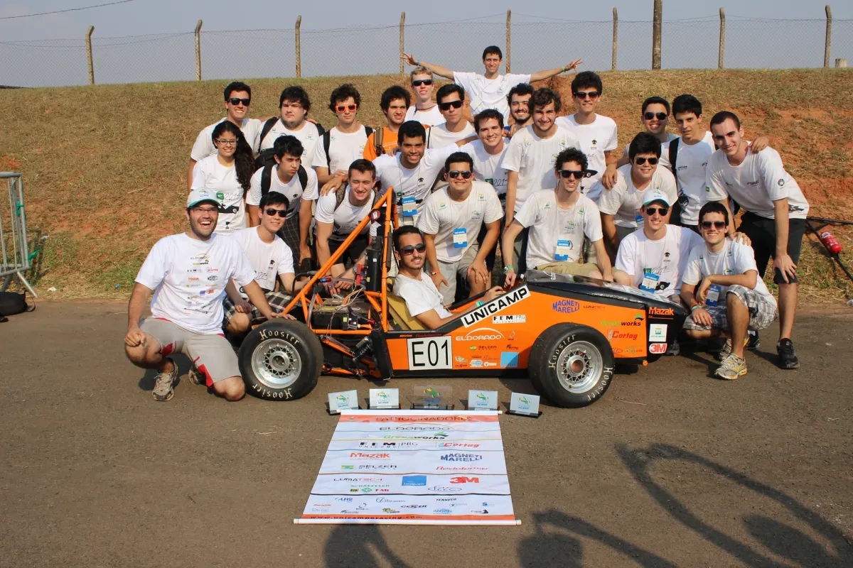 Equipe trabalhando no E2014