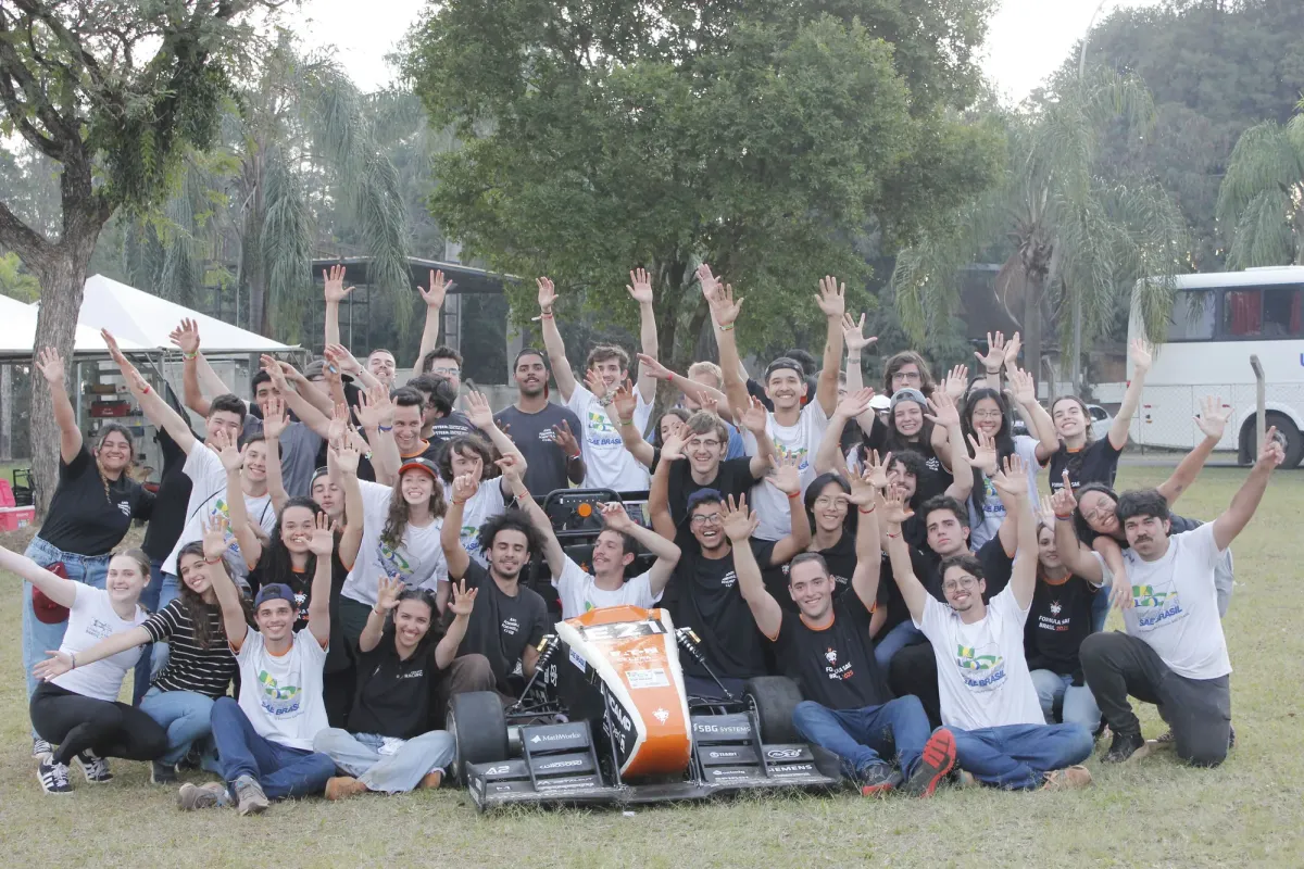 Equipe E-Racing trabalhando no carro