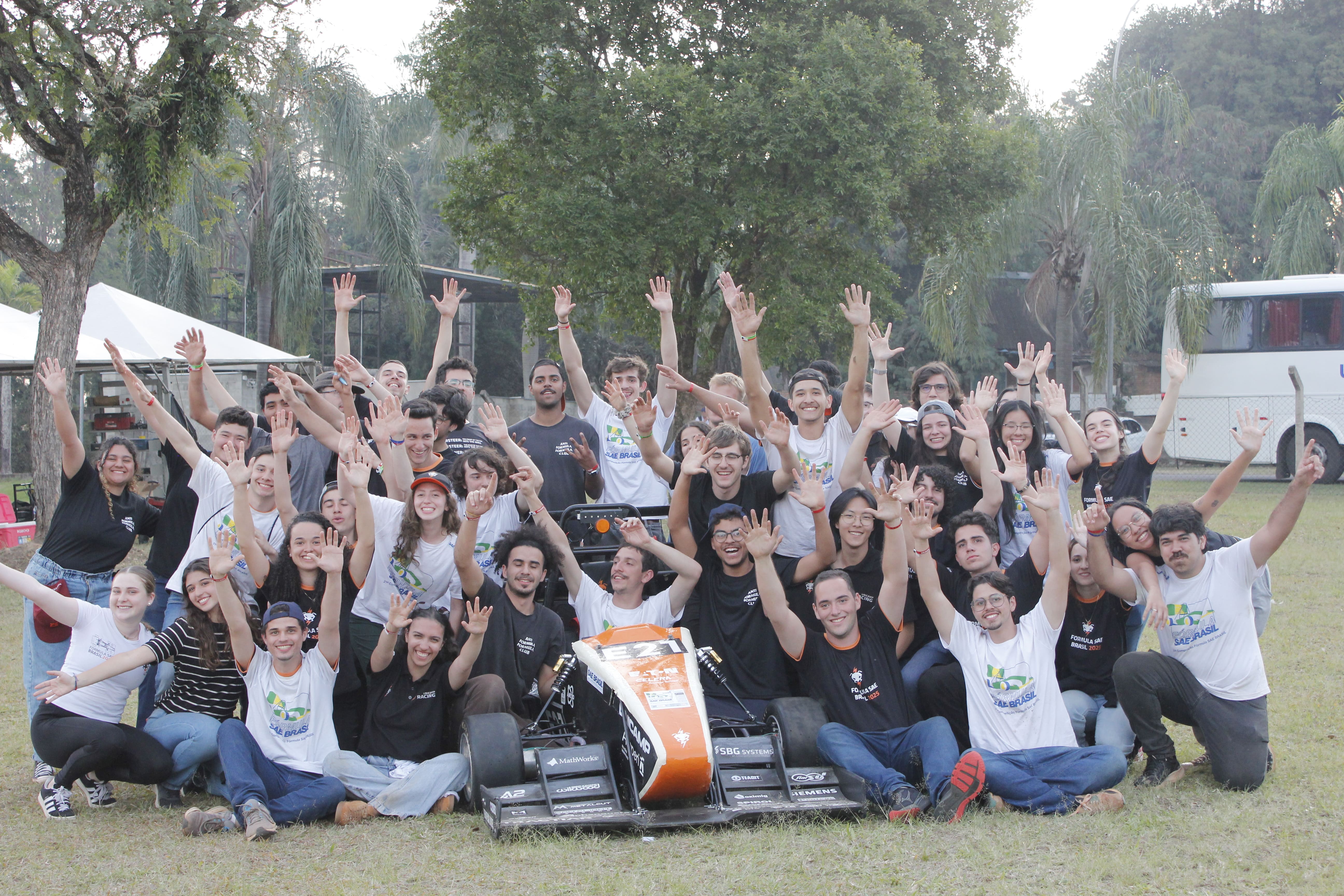 Equipe E-Racing trabalhando no carro