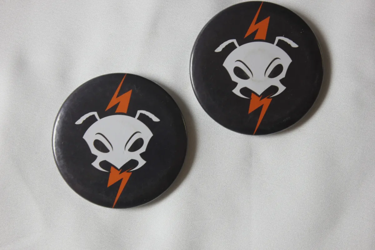 Broche Formiga Dark