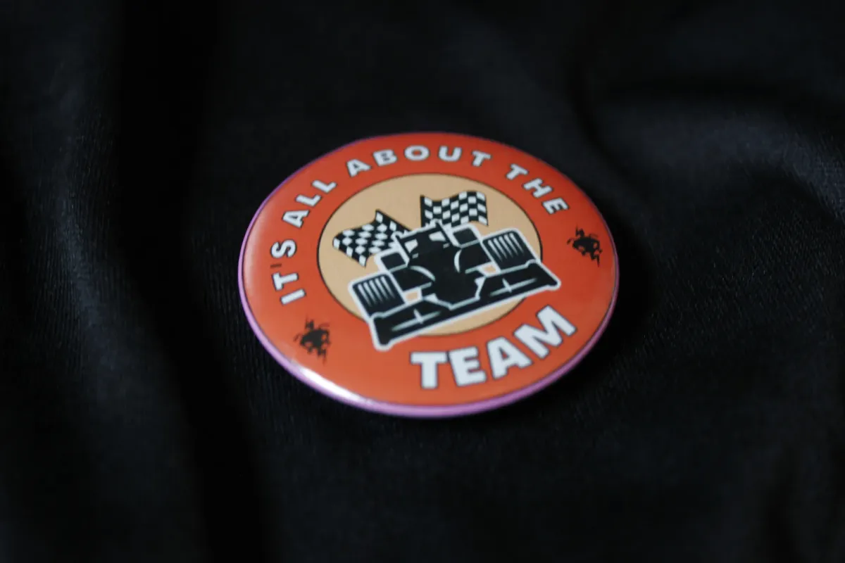 Broche Slogan